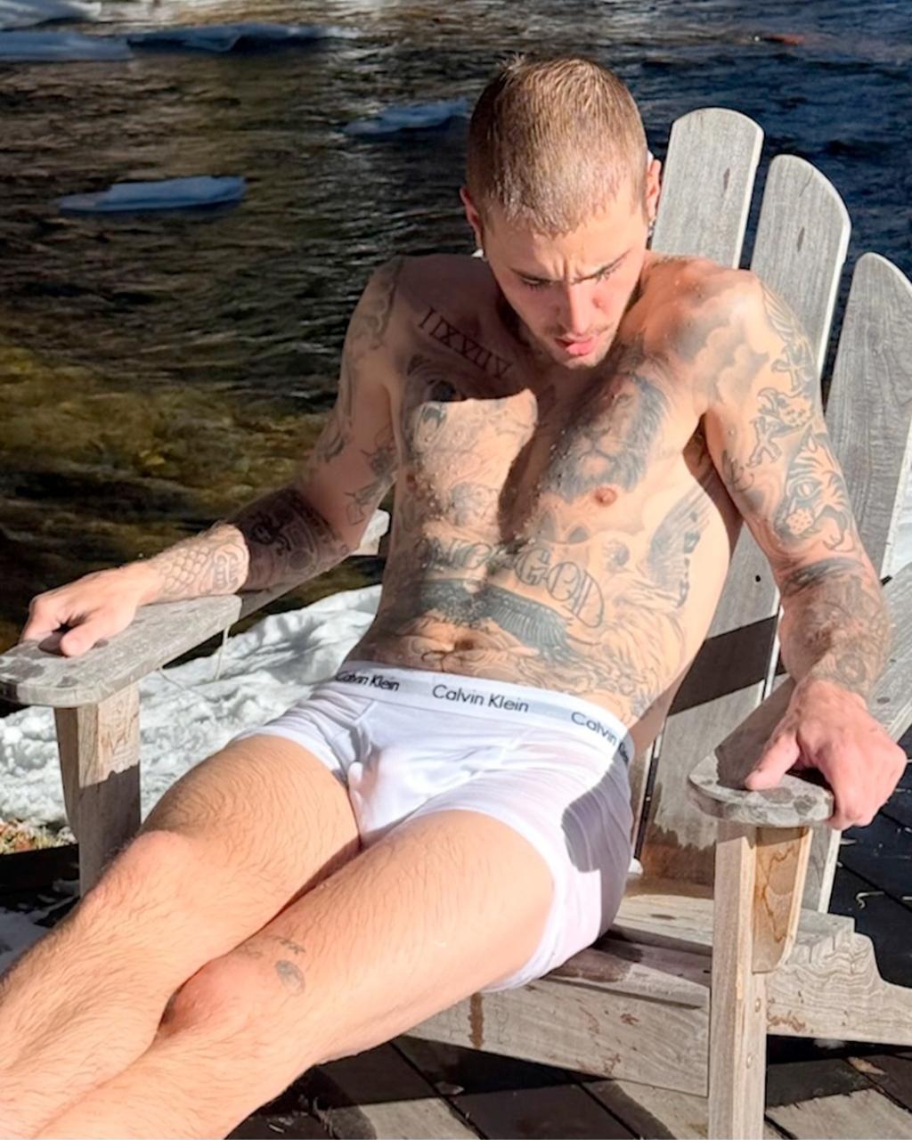 Justin Bieber str!ps down to his underw£ar in freezing weather for thirst trap photo