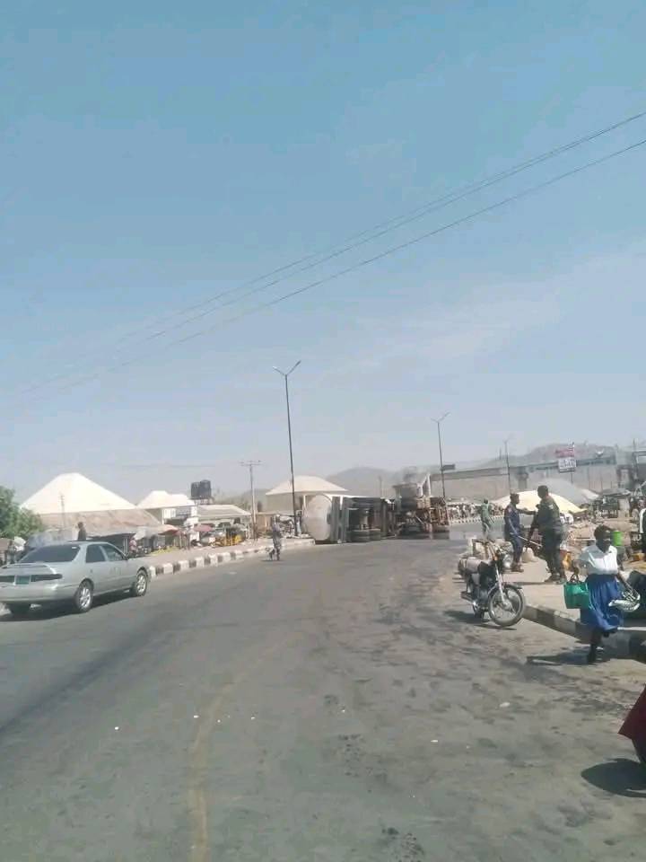 Residents scoop fuel as another tanker falls in Taraba (video)
