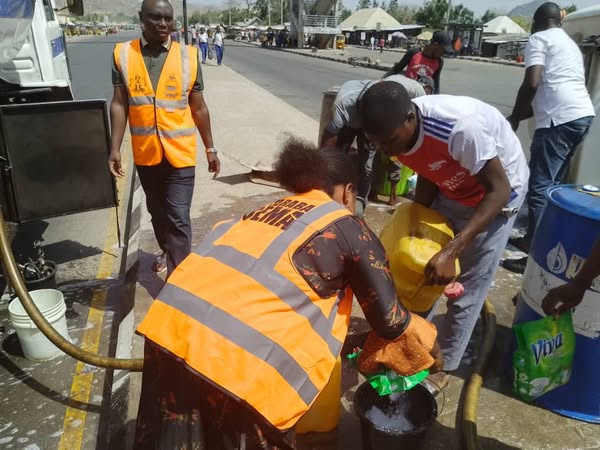 Residents scoop fuel as another tanker falls in Taraba (video)