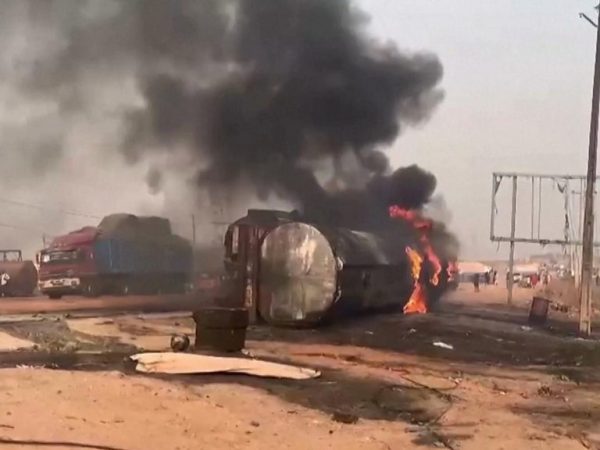 Niger Residents scoop oil from another faulty tanker few days after a tanker explosion killed 96 people in the state
