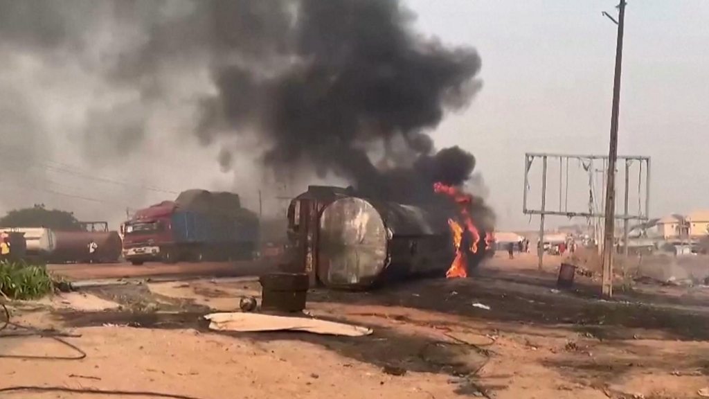 Niger Residents scoop oil from another faulty tanker few days after a tanker explosion killed 96 people in the state
